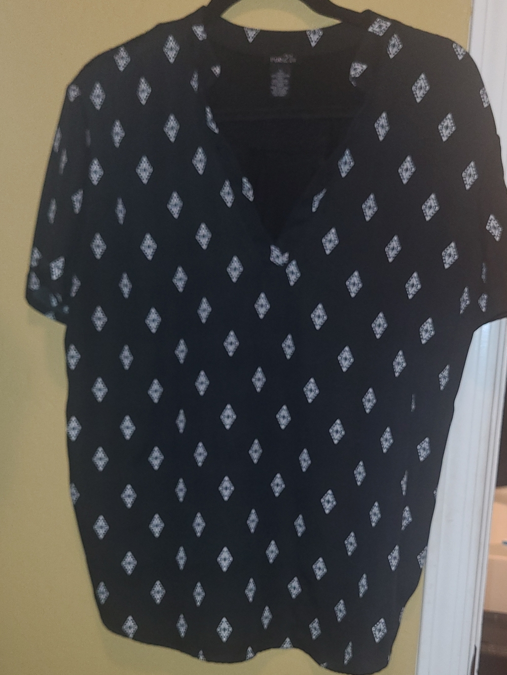 Rue21 Black Short-Sleeve Button-Down Shirt with White Diamond Print